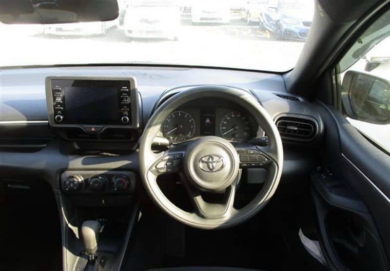Toyota Yaris 2020 model 4.5 Grade Pearl White Push Start only 22000 km 7