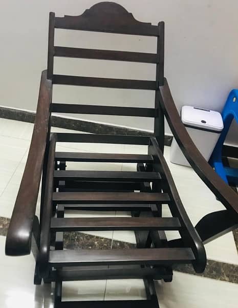 100/100 condition of a pure wooden rocking chair 1