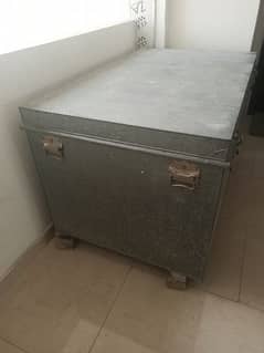 5ft paiti/trunk for sale
