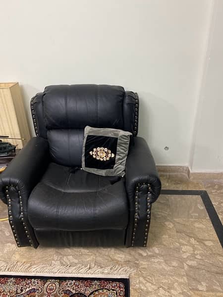 recliner sofa in immaculate condition 0
