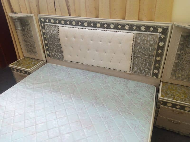 Bed Room 4 piece for sale with Mattress 7
