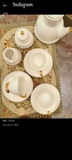 Royal Victoria dinner set white and gold