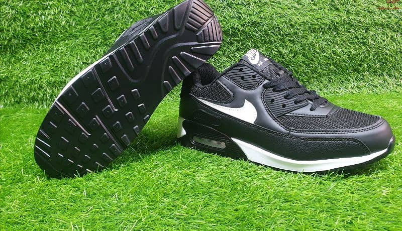 joggers, sneakers, Nike Air max 1