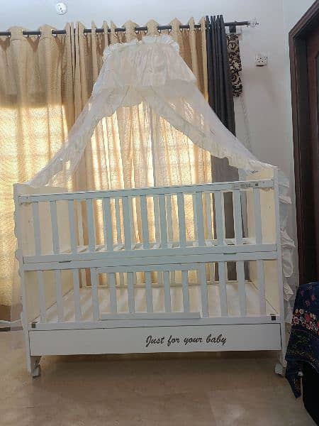 baby cot in white 2