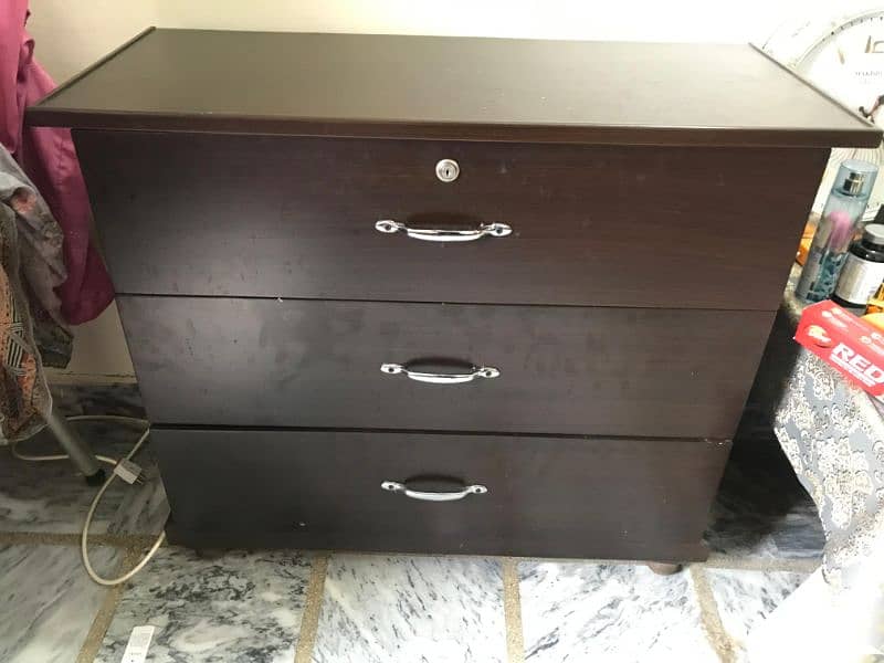 Dressing table. . 3 cabens
For sale 3