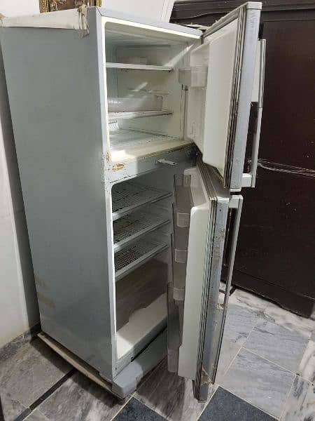 Dowlance fridge in good condition khurram 1