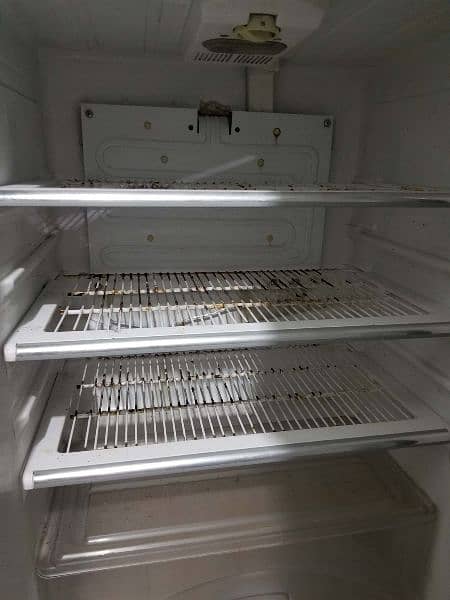 Dowlance fridge in good condition khurram 3