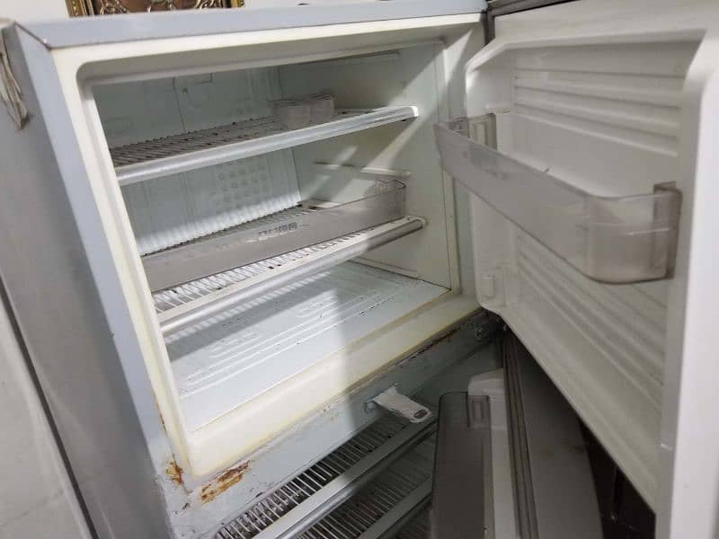 Dowlance fridge in good condition khurram 4