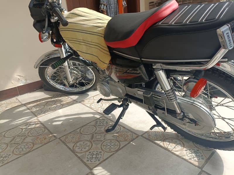 honda CG 125 with golden numbers in new condition 2
