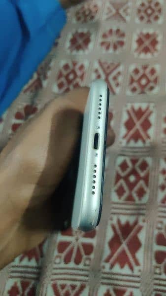 iPhone 11 64GB NON PTA APPROVED 4