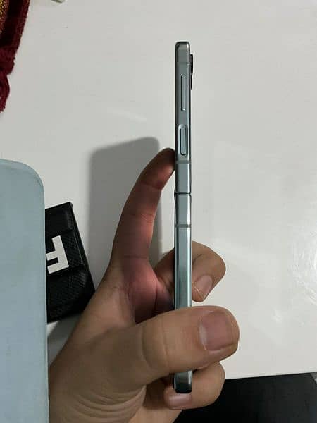 Samsung Z Flip 5 3