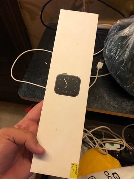 Apple watch Series 5 40mm with box 4