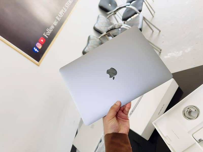Apple macbook Pro 2017 Core I7  16/512 Silver 2