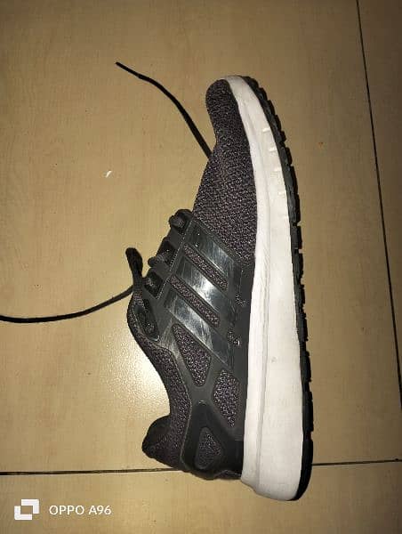 selling original adidas shoes in very good condition 1