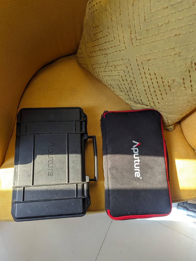 Aputure MC 4-Light Travel Kit with Charging Case 3