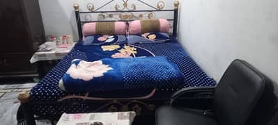 A ONE CONDITION DOUBLE BED IRON FOR SELL size 6×7 ft.