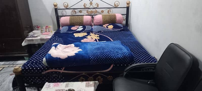A ONE CONDITION DOUBLE BED IRON FOR SELL size 6×7 ft. 0