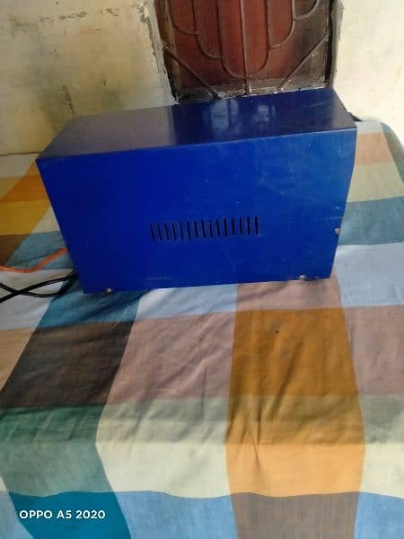 I'm selling UPS 2000 WATTS belkul new condition me h, 2
