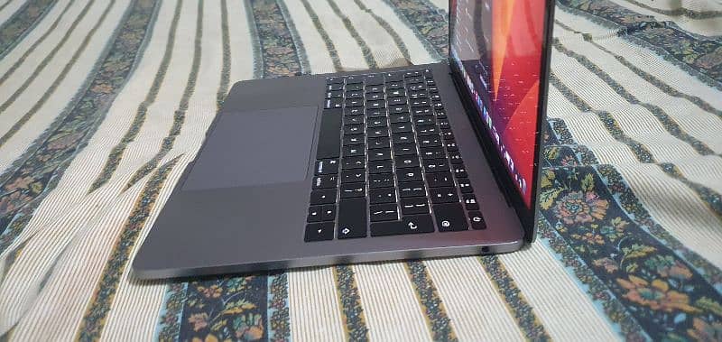 MacBook pro 2017 8/128 gb Core I5 7th generation 4