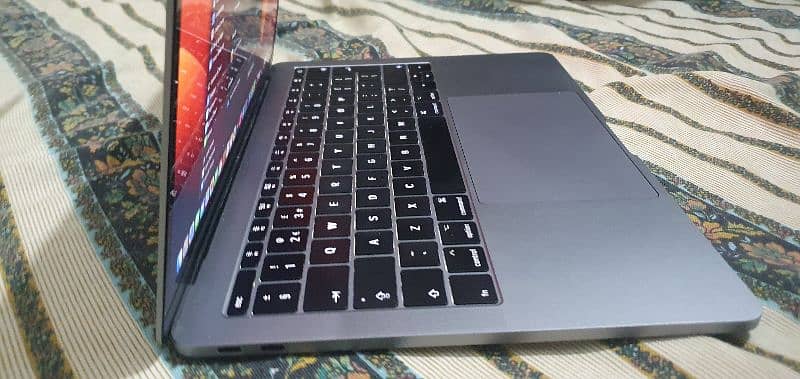 MacBook pro 2017 8/128 gb Core I5 7th generation 5
