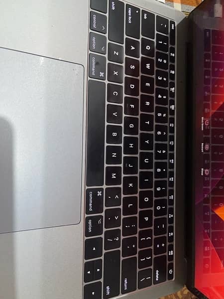 MacBook Pro 2017 13” i5 256 with 16GB Ram 3