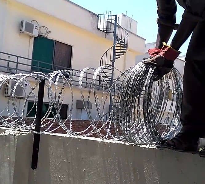 Chain link fence razor wire barbed wire security jali welded mesh 3