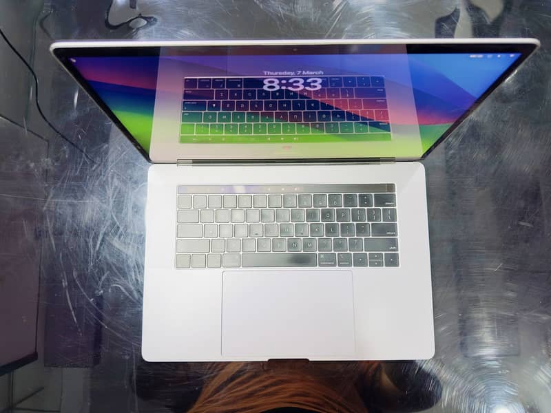 Apple macbook Pro 2019 Core i7 tch bar 3