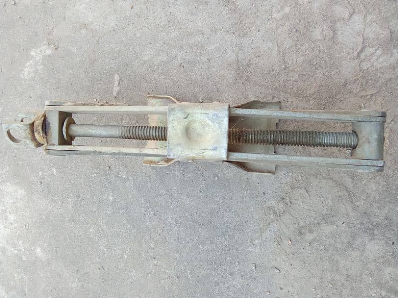 car jack for sale in good and working condition 0