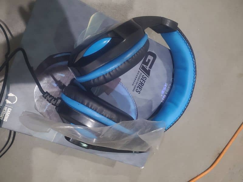 Headphone+Box
 Mic with converter 
Color : Blue and Black. 1