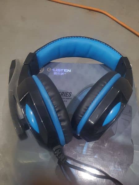 Headphone+Box
 Mic with converter 
Color : Blue and Black. 3