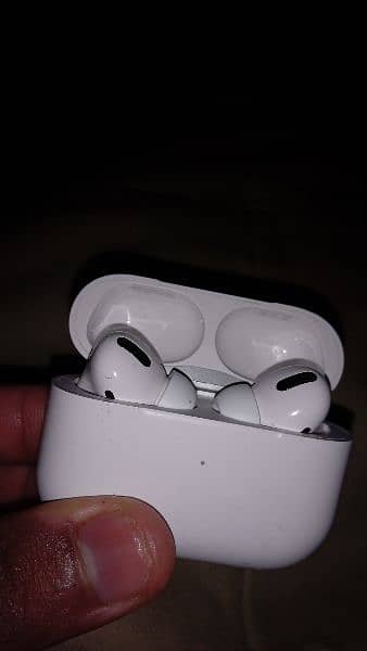 apple air pods pro with. box and cable 1
