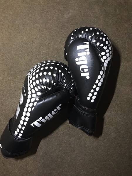 Boxing gloves  new 0
