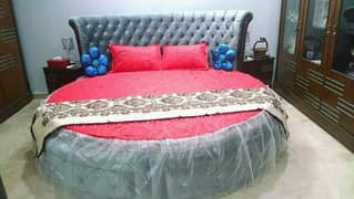 urgent sell krna ha round bed h 2 side tables hen