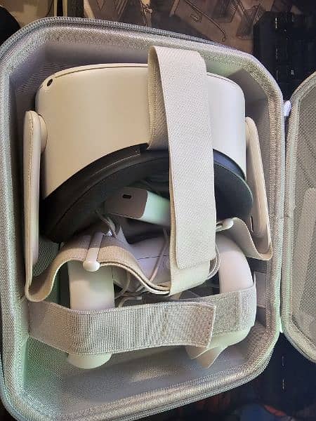 Oculus Quest 2 128 GB 10/10 With carry case 1