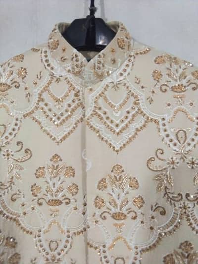 sherwani ya prince coat ki karigar ki zorarat hy