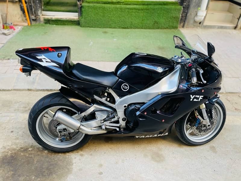 Yamaha R1 in stock and 100% condition a not penny work in the bike !! 3