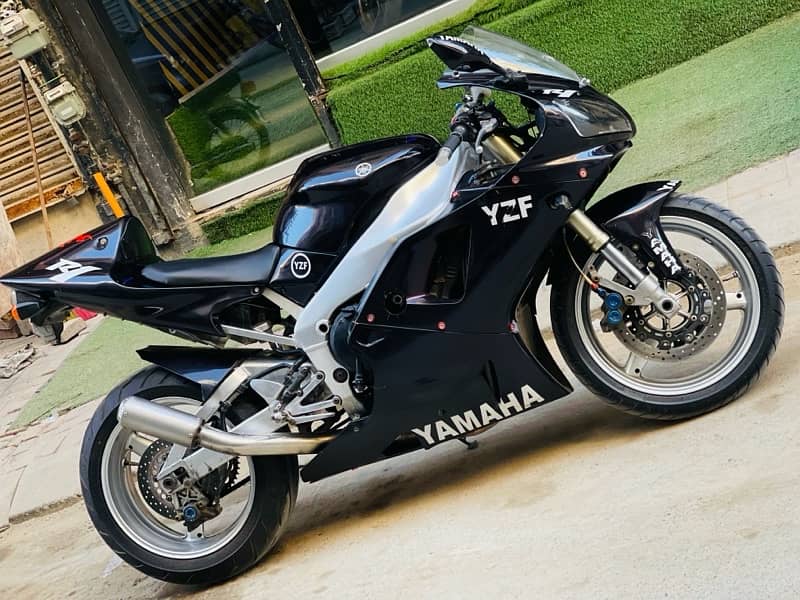 Yamaha R1 in stock and 100% condition a not penny work in the bike !! 1