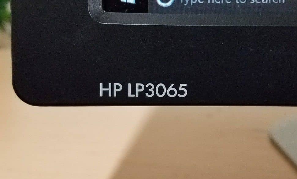 hp lp3065 2K S-IPS LCD 30 Inches A+ 1440p Best For Gaming and Editing 4