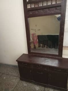 Dressing table large size  excellent condition

mirror size 30/36