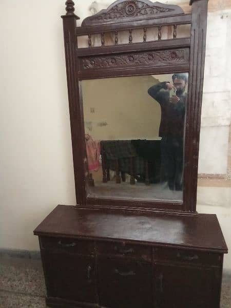 Dressing table large size  excellent condition

mirror size 30/36 1