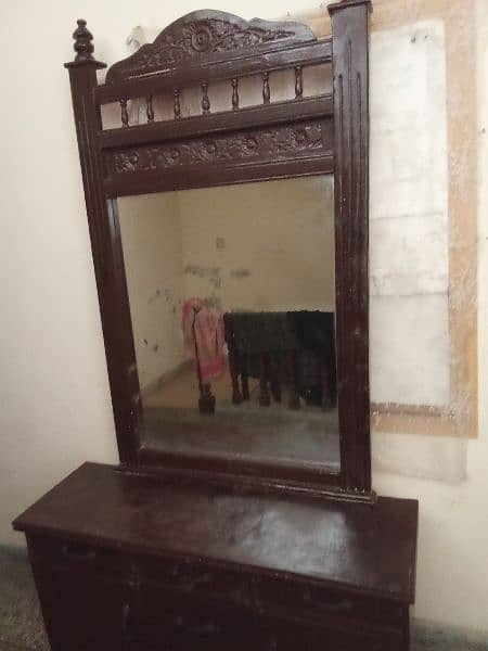 Dressing table large size  excellent condition

mirror size 30/36 8