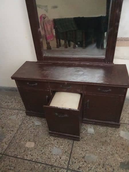 Dressing table large size  excellent condition

mirror size 30/36 9