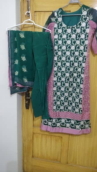 3pc fancy dress in very good condition. size Medium. 1