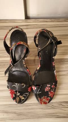 CoCo Wren Floral Embroidery Heels Size 7 0