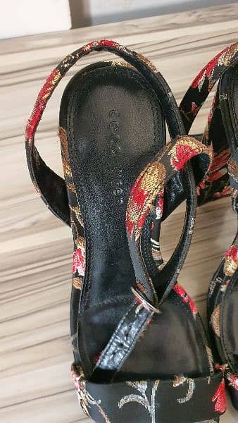 CoCo Wren Floral Embroidery Heels Size 7 1