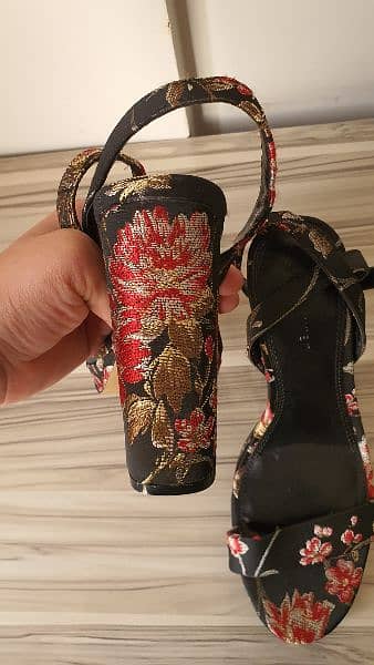 CoCo Wren Floral Embroidery Heels Size 7 3