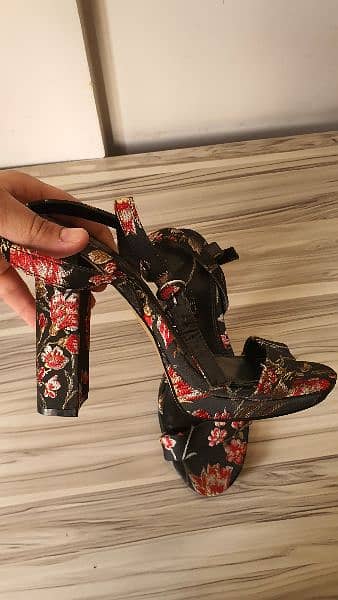 CoCo Wren Floral Embroidery Heels Size 7 5