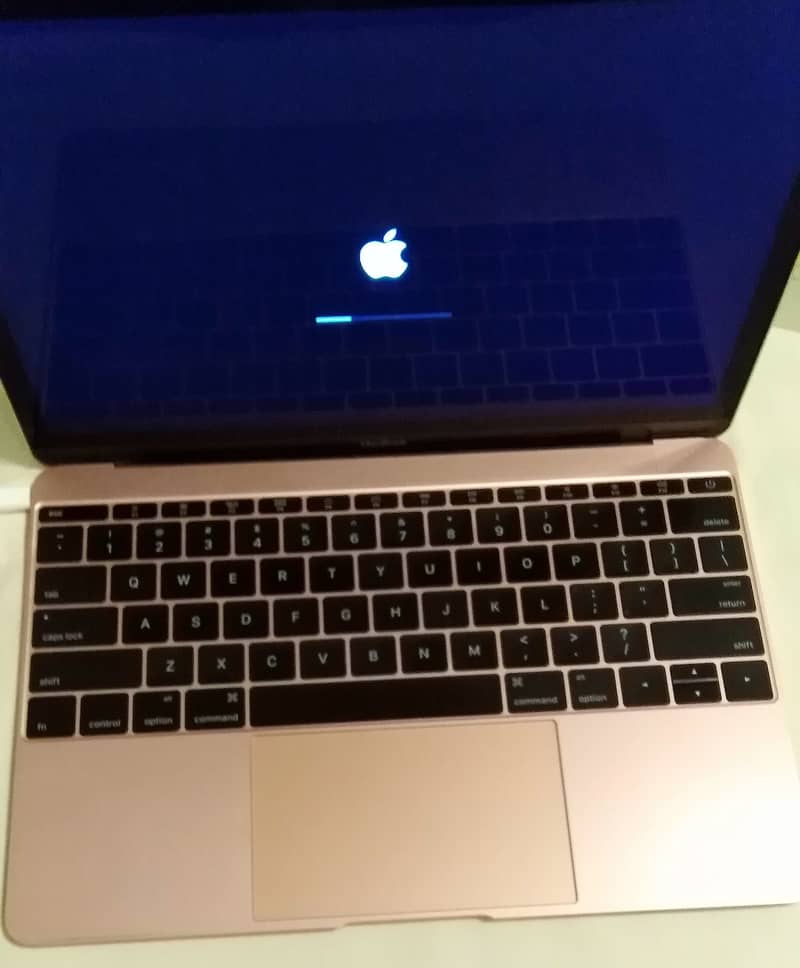 Macbook 12 inch 2016 8gb 256gb 1.1ghz M3 Processor - Laptops