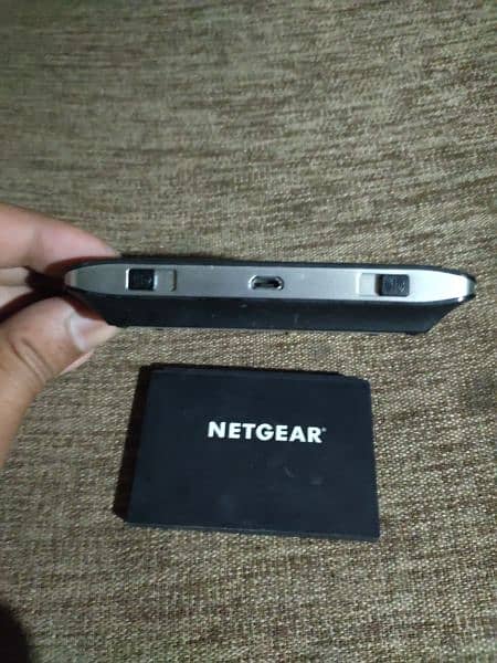 NETGEAR 4G LTE+ WIFI DEVICE LCD TOUCH SCREEN WITH ORIGINAL BATERY 0