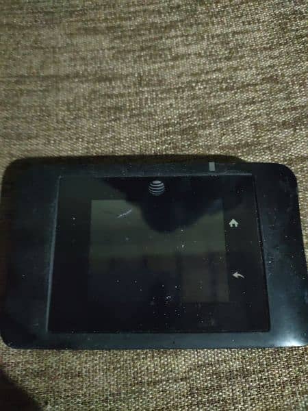 NETGEAR 4G LTE+ WIFI DEVICE LCD TOUCH SCREEN WITH ORIGINAL BATERY 4